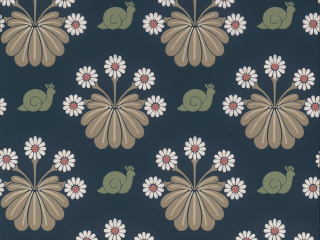 Dunkelblau Tapete mit grünen Schnecken, dazwischen Blumen, mit weißen Blättern und einem rosa Herz Burges Snail - Dark Blue