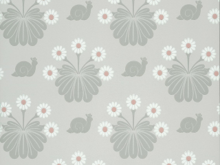 Burges Snail - Silver Tapete mit Graue Farbtöne, darunter Schnecken und fröhliche Blumen von Little Greene
