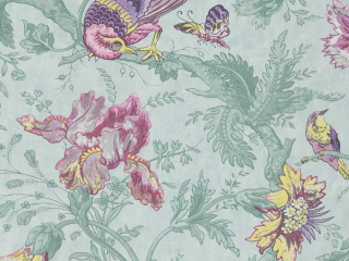 Bunte Tapete mit blauem Hintergrund, darauf rosa und lila Vögel Crowe Hall Lane - Punch von Little Greene