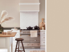 Little Greene - Mushroom 142 an den Wänden in einer ländliche weißen Küche