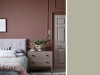Little Greene - French Grey Dark 163 auf der Tür in einem dunkelrosa Schlafzimmer