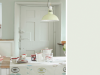 Little Greene - Pearl Colour Pale 167 an der Wand mit einer breiten weißen Tür