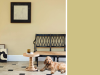 Little Greene - Oak Apple 63 an einer Mauer mit einer schwarzen Holzbank davor