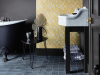 Cranford - Wheat Tapete von Little Greene angewendet in einem schwarzen Badezimmer
