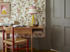 Great Ormond Street - Galette Tapete von Little Greene mit braunen und grünen Akzenten