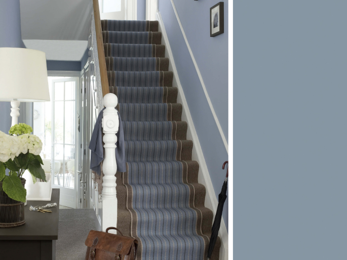 Little Greene - James 108 an der Wand bei einer langen, nach oben führenden Treppe