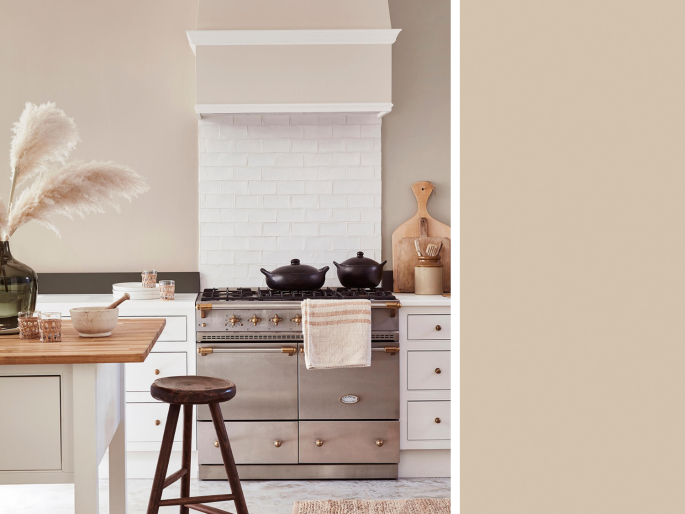 Little Greene - Mushroom 142 an den Wänden in einer ländliche weißen Küche