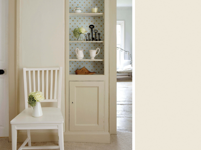 Little Greene - Clay Pale 152 auf einem Fächerregal