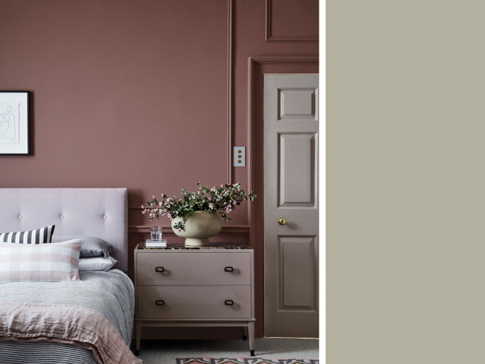 Little Greene - French Grey Dark 163 auf der Tür in einem dunkelrosa Schlafzimmer