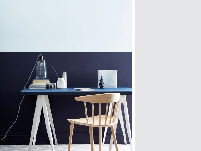 Little Greene - Gauze Mid 164 an der Wand über einer blauen Vertäfelung