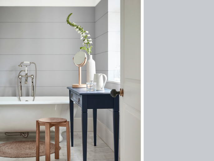 Little Greene - Gauze Dark 166 im Badezimmer mit einer freistehenden Badewanne