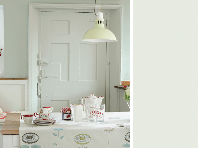 Little Greene - Pearl Colour Pale 167 an der Wand mit einer breiten weißen Tür