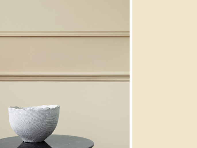 Little Greene - Travertine Mid 273 an der Wand mit einer breiten Zierleiste