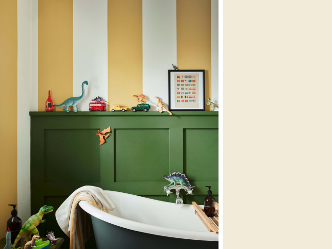 Little Greene - Silent White Mid 330 in Streifen an der Wand angebracht in Kombination mit Gelb