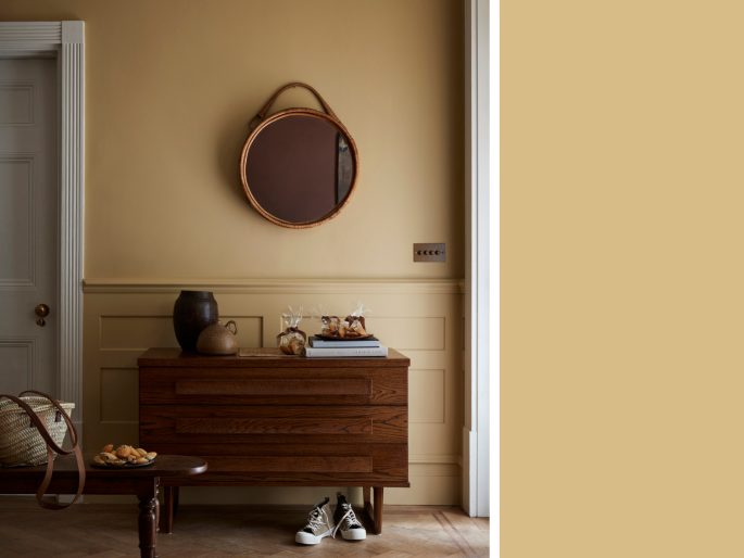 Little Greene - Madeleine 338 angewendet auf eine Wand mit einer klassischen Lambrisierung in einem Flur