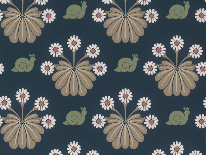 Dunkelblau Tapete mit grünen Schnecken, dazwischen Blumen, mit weißen Blättern und einem rosa Herz Burges Snail - Dark Blue