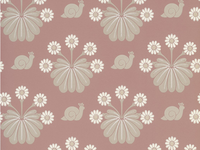 Burges Snail - Rosie ist ein Tapete von Little Greene mit einem dunkelrosa Farbe, abwechselnd mit weißen Blumen und beigen Schneckchen
