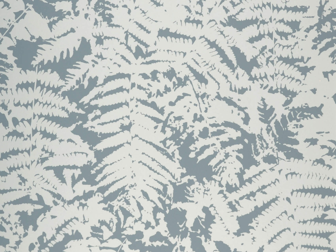 Blaue Tapete mit großen grauen Blättern Fern - Clearing von Little Greene