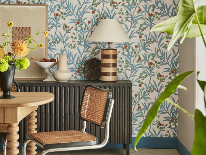 Tapete Bamboo Floral - Heat von Little Greene eingesetzt im Esszimmer mit Sockelleisten in Blau