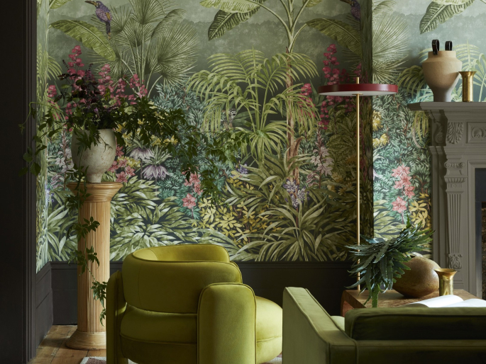 Wohnzimmer mit Capricorn - Boringdon Tapete an den Wänden und einer niedrigen dunklen Lambrisierung