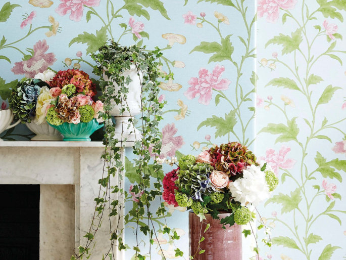 Stimmungsfoto China Rose - Blue Lustre Tapete von Little Greene mit blauem Hintergrund und Blumen, groß und rosa
