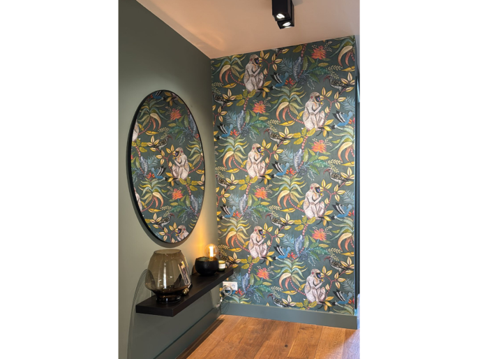 Cole & Son Savuti behang toegepast in een hal op de muur met spiegel 109/1006