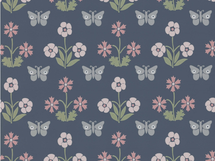 Dunkelblaue Schmetterlingstapete Burges Butterfly - Hicks' Blue von Little Greene mit rosa Blumen